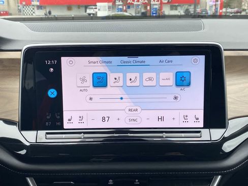 Used 2025 Volkswagen Atlas SE image 18