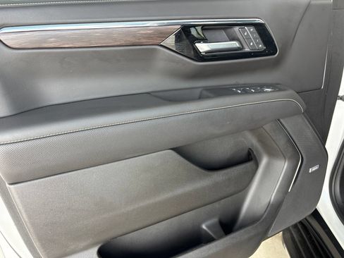 Used 2025 Chevrolet Tahoe Premier AWD/4WD image 10