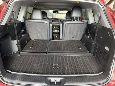 Used 2018 Toyota Highlander SE image 30