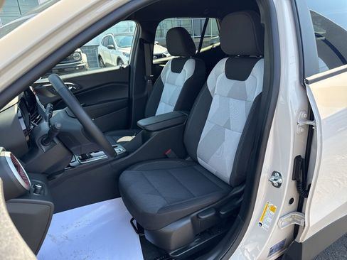 Used 2026 Chevrolet Trax RS FWD image 2