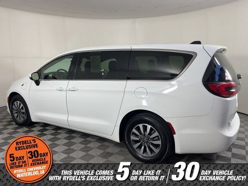 Used 2023 Chrysler Pacifica Touring-L FWD image 8