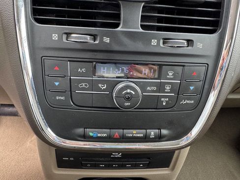 Used 2014 Chrysler Town & Country Touring-L FWD image 22