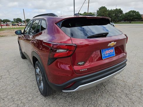 Used 2025 Chevrolet Trax LT FWD image 8