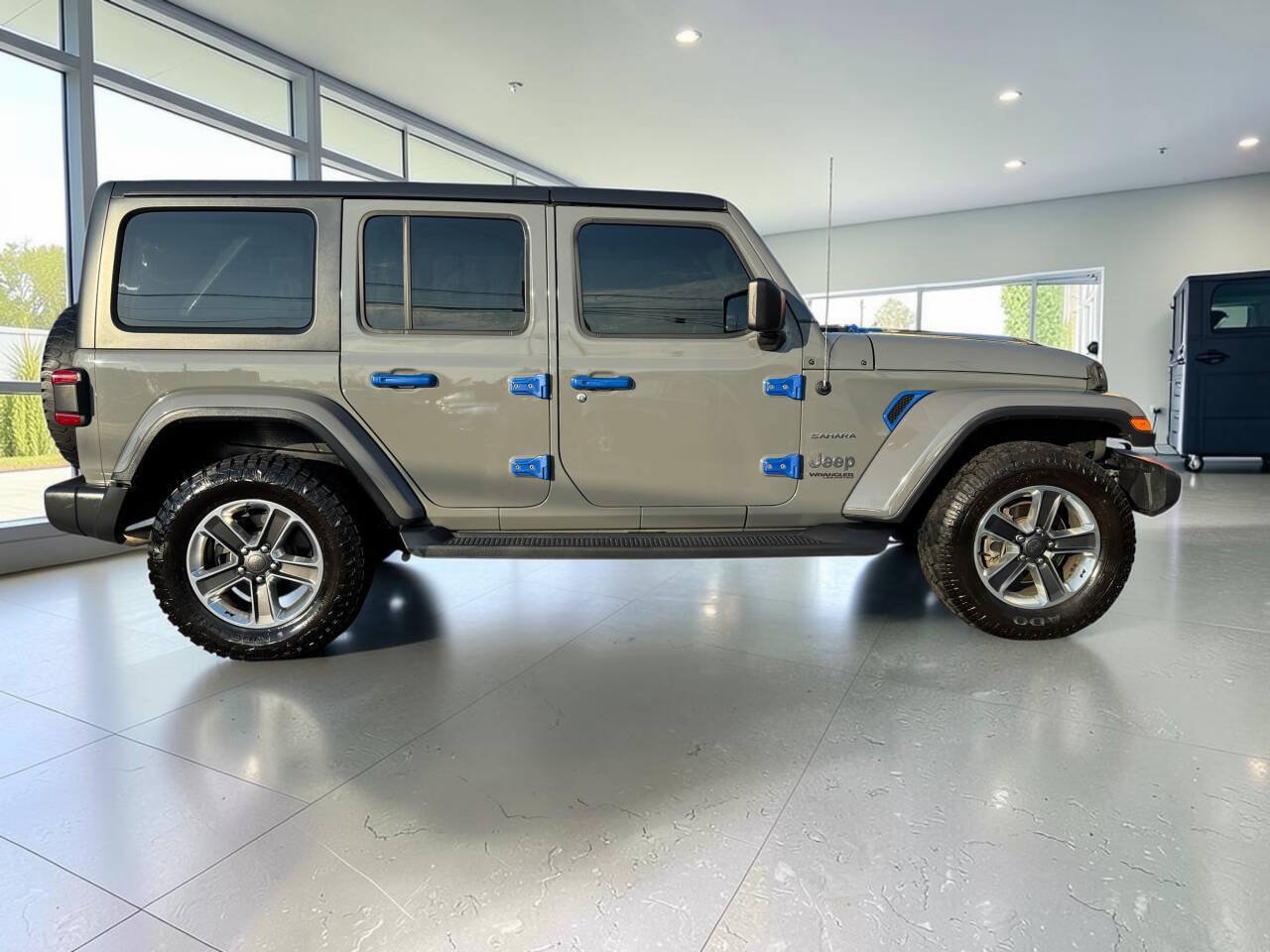 Used 2018 Jeep Wrangler Unlimited Sahara w/ LED Lighting Group AWD/4WD image 8