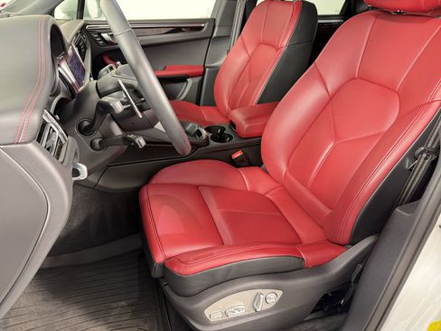 Certified 2025 Porsche Macan image 5
