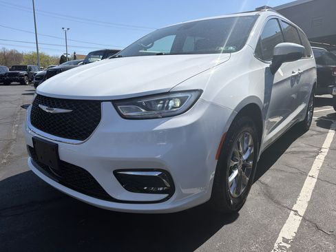Used 2023 Chrysler Pacifica Touring-L AWD/4WD image 3