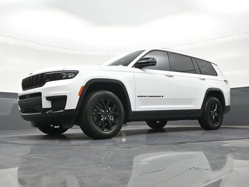 Used 2024 Jeep Grand Cherokee L Altitude AWD/4WD image 28