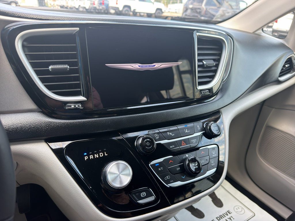 Used 2023 Chrysler Pacifica Touring-L FWD image 15