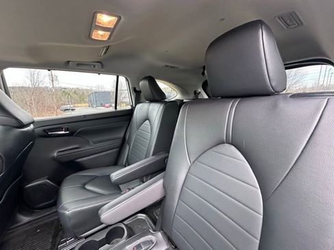 Used 2023 Toyota Highlander XLE image 11