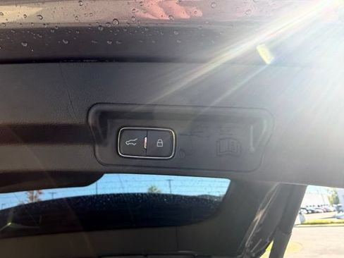 Used 2022 Ford Explorer Limited w/ Equipment Group 301A RWD image 9