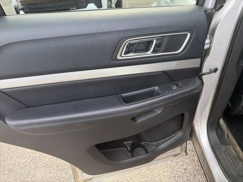 Used 2016 Ford Explorer XLT w/ Equipment Group 202A FWD image 5