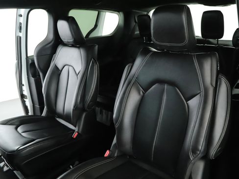 Used 2022 Chrysler Pacifica Touring-L w/ S Appearance Package image 7