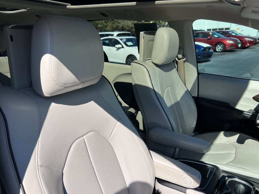 Used 2021 Chrysler Pacifica Limited w/ Uconnect Theater Family Group FWD image 32
