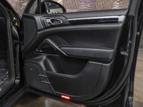 Used 2018 Porsche Cayenne AWD/4WD image 41