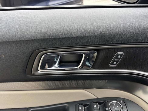 Used 2018 Ford Explorer XLT w/ Equipment Group 202A AWD/4WD image 12