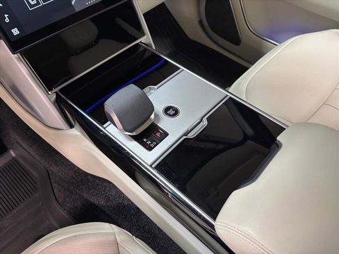 Used 2025 Land Rover Range Rover Long Wheelbase Autobiography image 14