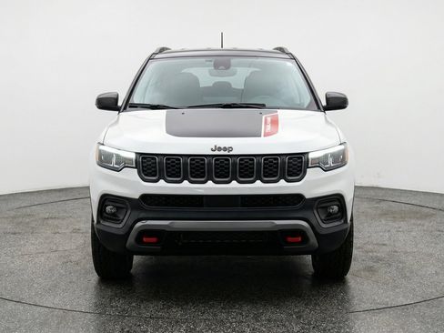 Used 2025 Jeep Compass Trailhawk AWD/4WD image 2