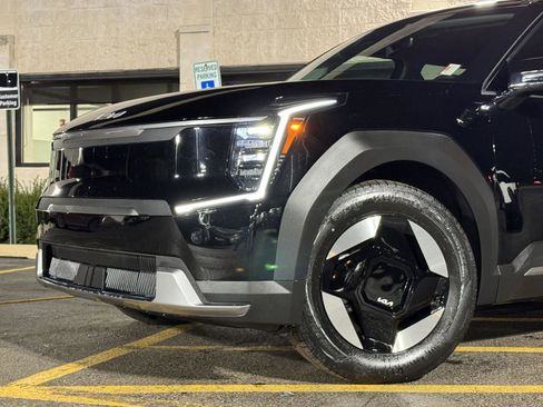 Used 2024 Kia EV9 Light Long Range image 3