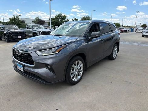 Used 2023 Toyota Highlander Limited AWD/4WD image 3