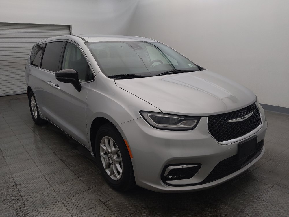 Used 2024 Chrysler Pacifica Touring-L FWD image 13