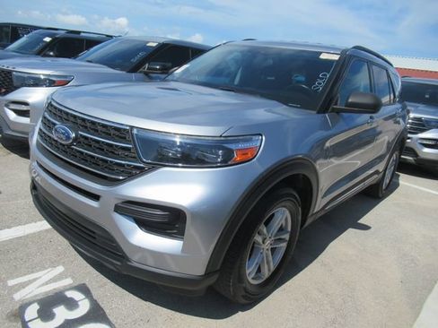 Certified 2023 Ford Explorer XLT RWD image 3