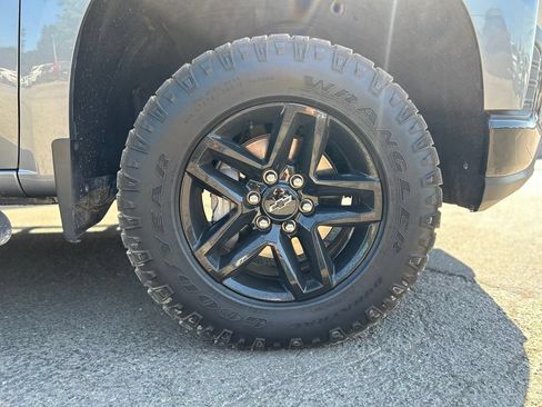 Used 2022 Chevrolet Silverado 1500 LT Trail Boss w/ Convenience Package II AWD/4WD image 2