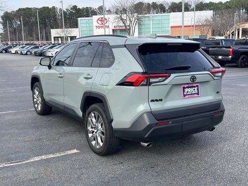 Used 2022 Toyota RAV4 XLE Premium image 7