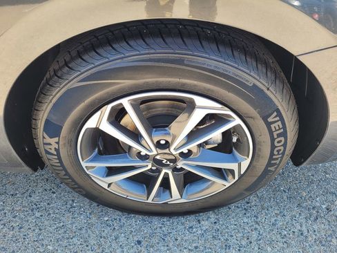 Used 2024 Kia Forte LXS w/ LXS Technology Package FWD image 24