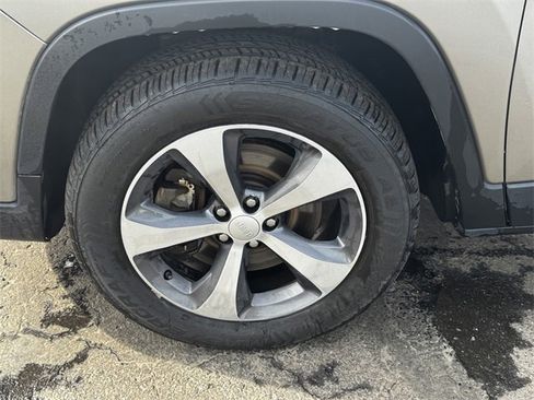 Certified 2019 Jeep Cherokee Limited image 10