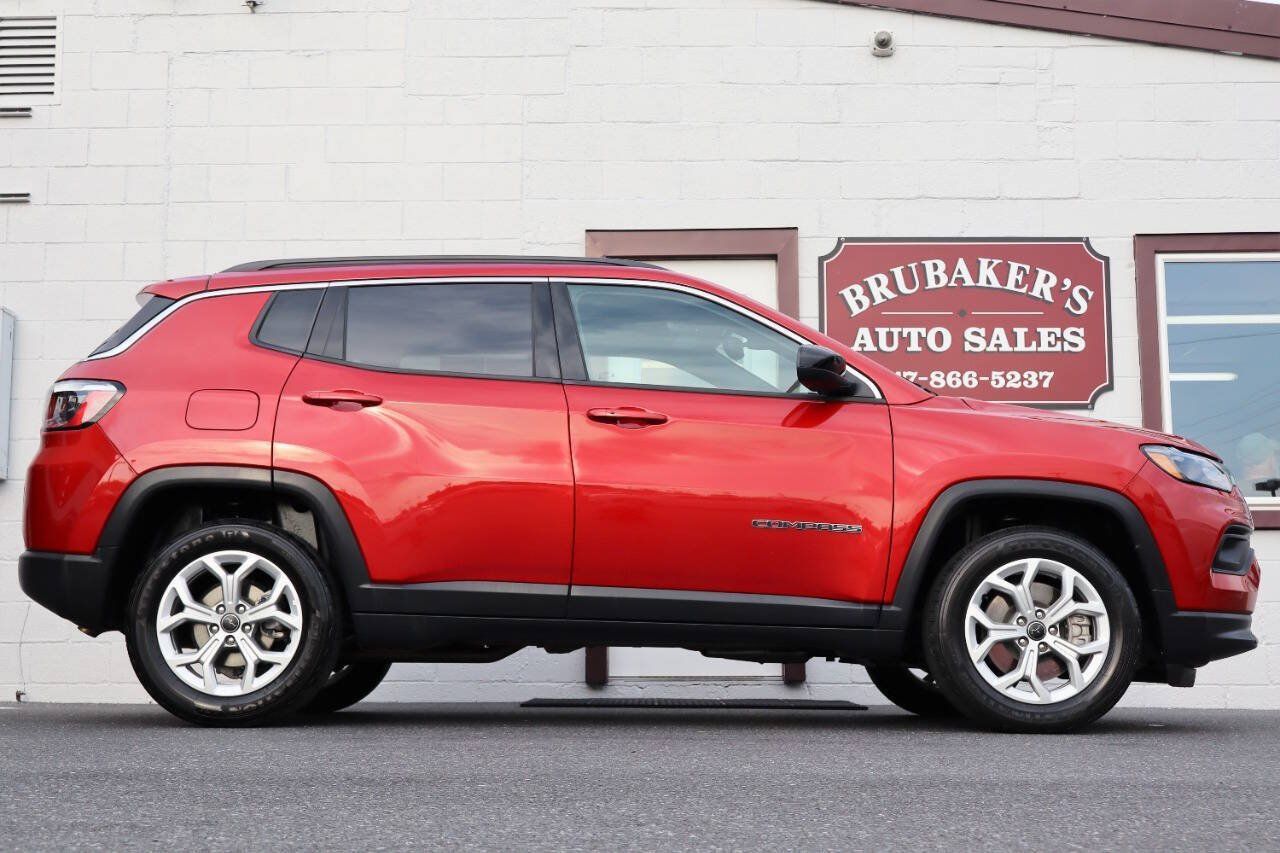 Used 2025 Jeep Compass Latitude AWD/4WD image 1