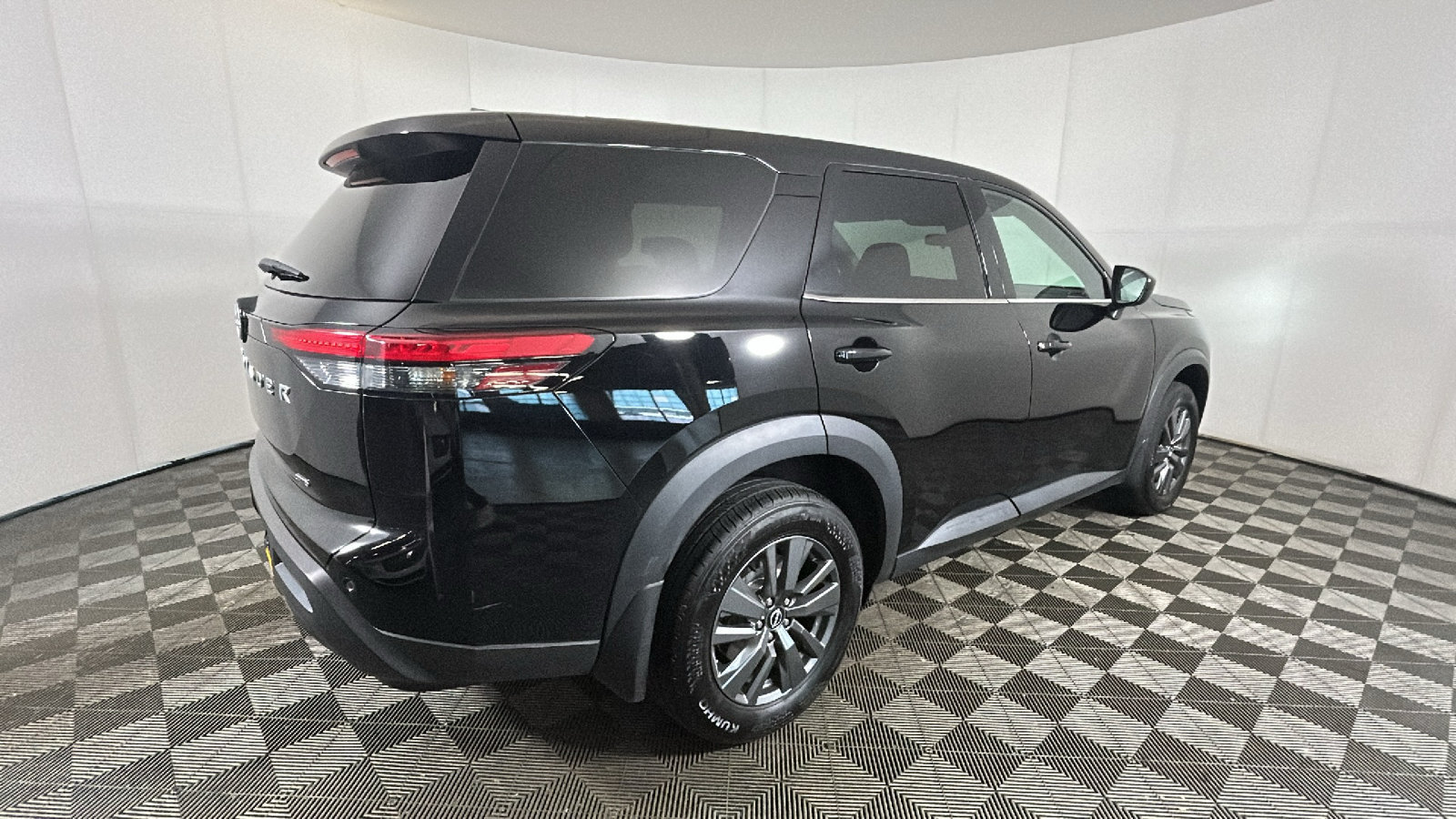 Used 2024 Nissan Pathfinder S AWD/4WD image 3