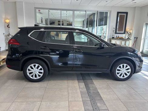 Used 2017 Nissan Rogue S image 2