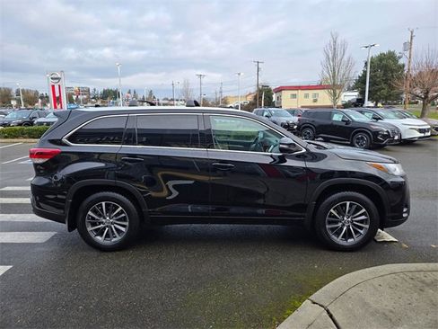Used 2017 Toyota Highlander XLE image 6