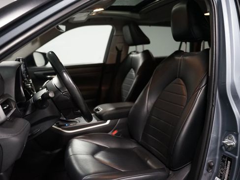 Used 2022 Toyota Highlander XLE FWD image 6