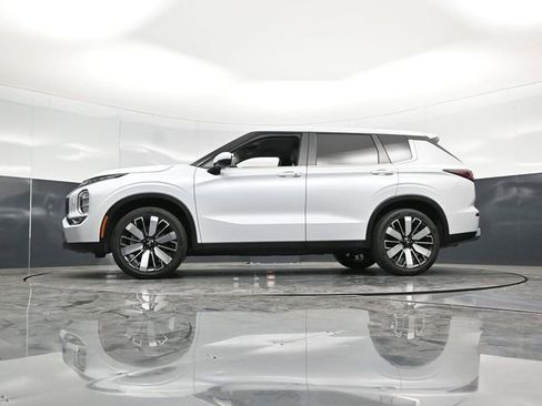 Used 2025 Mitsubishi Outlander AWD image 54