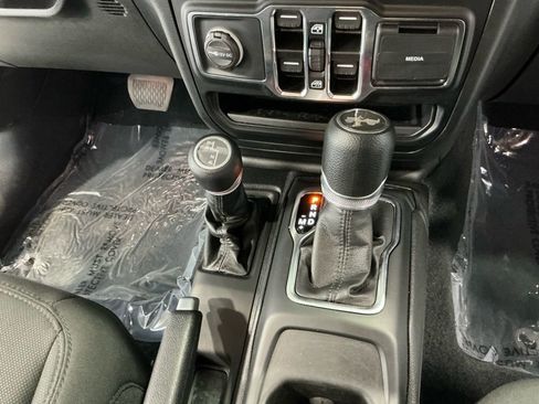 Used 2022 Jeep Wrangler Unlimited Sport image 32