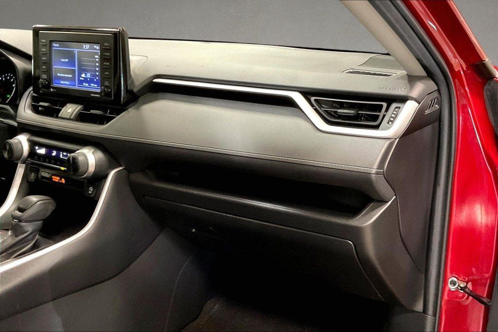 Used 2021 Toyota RAV4 LE w/ Carpet Mat Package (TMS) AWD/4WD image 26