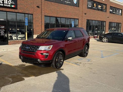 Used 2018 Ford Explorer XLT w/ Equipment Group 202A image 2