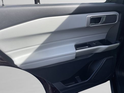 Used 2022 Ford Explorer XLT image 10