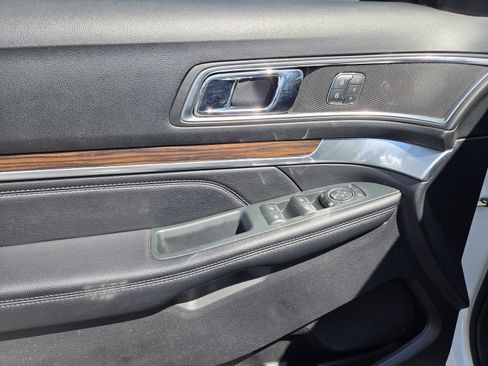 Used 2019 Ford Explorer Limited w/ Ford Safe & Smart Package FWD image 9