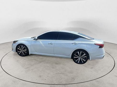 Used 2020 Nissan Altima 2.0 Platinum FWD image 3