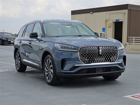 New 2026 Lincoln Aviator Premiere image 3