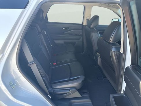Used 2025 Nissan Pathfinder SL AWD/4WD image 34