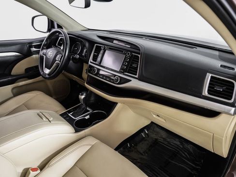 Used 2019 Toyota Highlander XLE FWD image 10