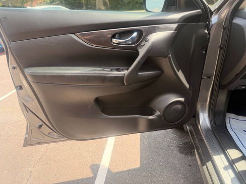 Used 2019 Nissan Rogue S w/ Special Edition Package FWD image 9
