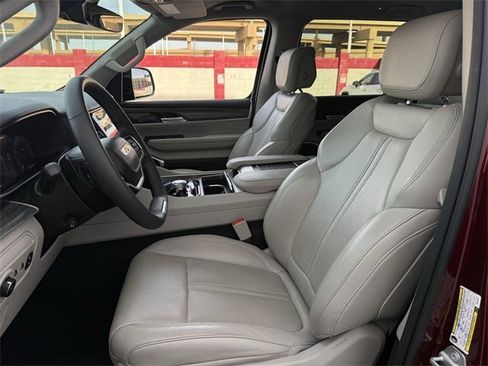 Used 2024 Jeep Wagoneer L Series II image 26