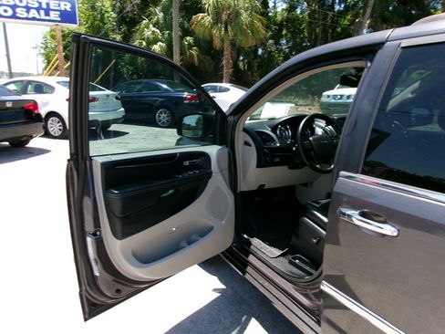 Used 2015 Chrysler Town & Country Limited FWD image 13