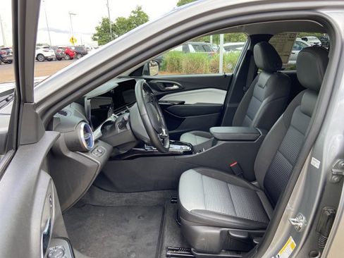 Used 2025 Chevrolet Trax LT w/ LT Convenience Package FWD image 34