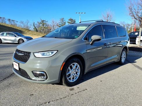 Used 2023 Chrysler Pacifica Touring-L image 9