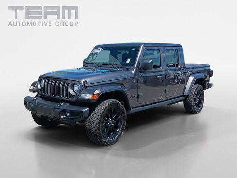 Used 2025 Jeep Gladiator Sport AWD/4WD image 3
